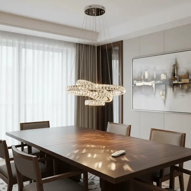Lustre Bragança de anéis de cristal aceso sobre uma mesa de jantar